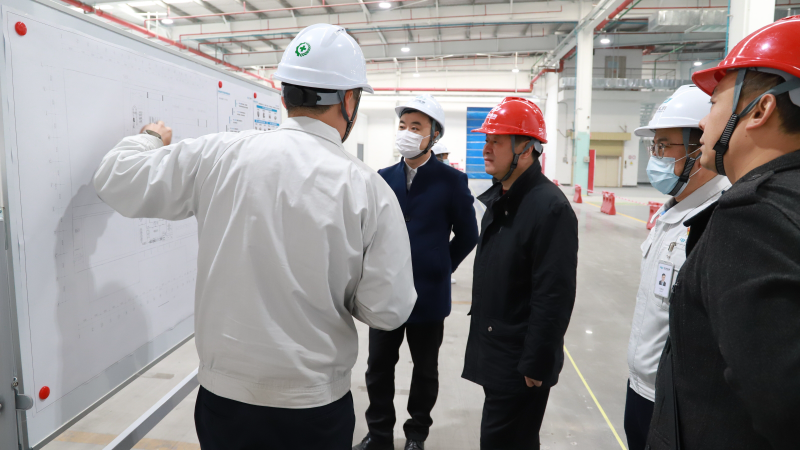 1.2 市工信局开展废旧动力电池梯次利用企业安全督导检查(照片)932_副本.jpg