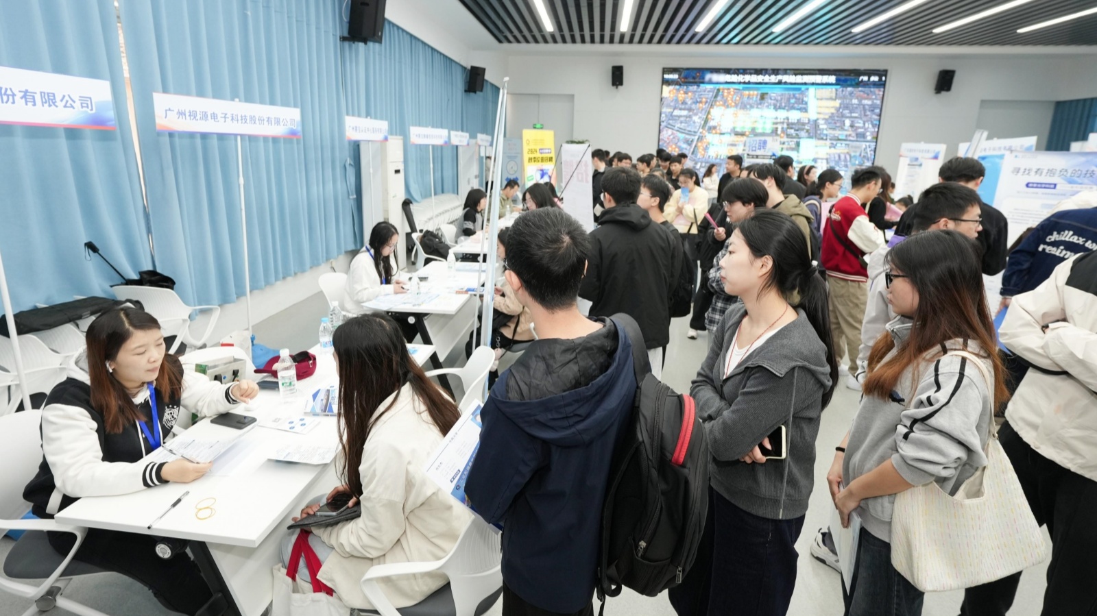 10.23“智汇湾区 才聚广州”2024年产业人才校园招聘活动走进华中科技大学、中南大学2_副本.jpg
