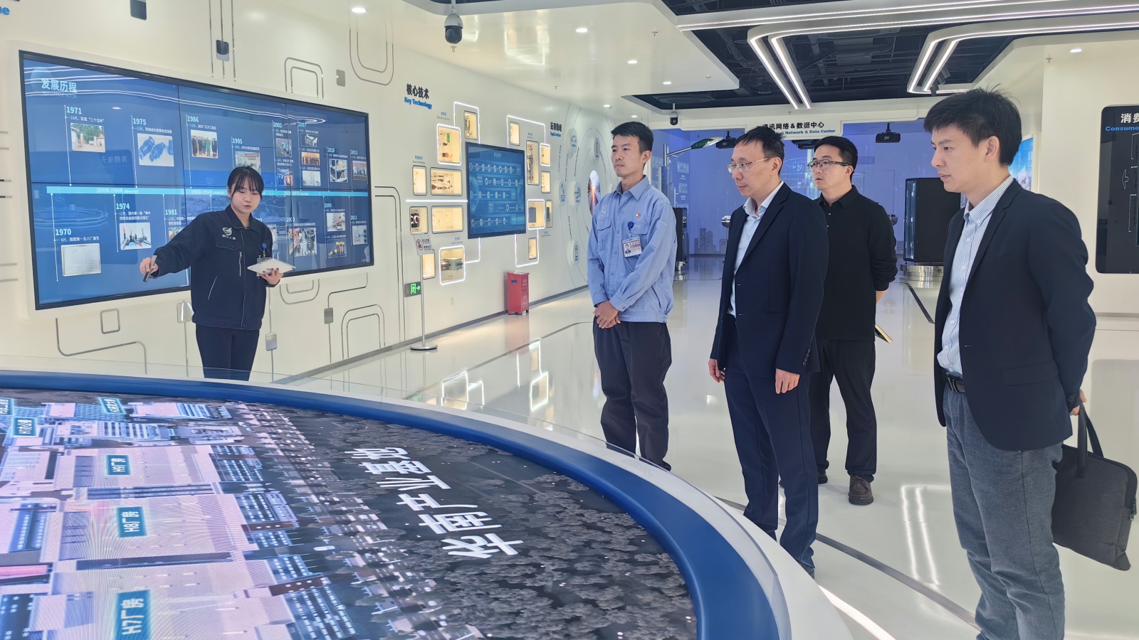 12.12市工信局总经济师陈键华带队赴中航光电广东公司开展调研服务_副本.jpg