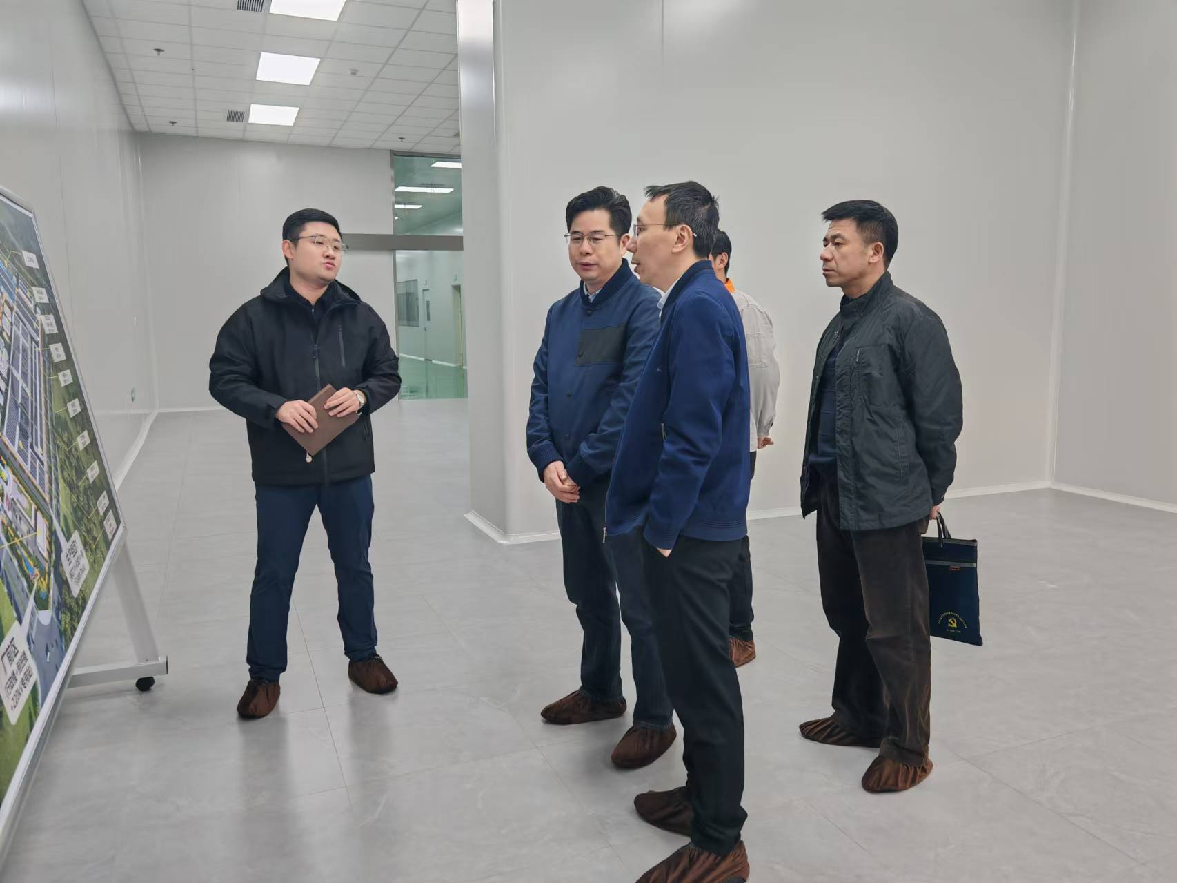 12.24市工信局总经济师陈键华带队赴黄埔区.jpg