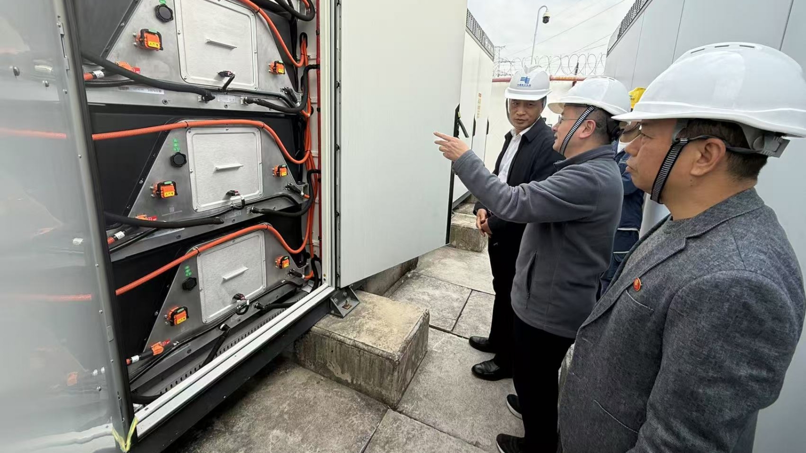 市工信局市管一级调研员粟新辉带队开展电网侧储能电站安全督导检查