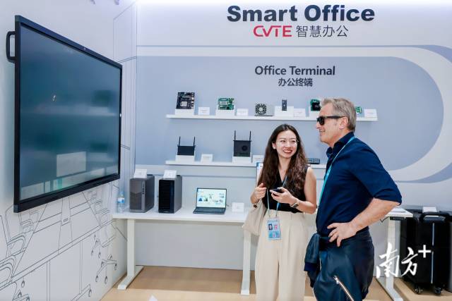 视源股份堪称新型显示产业的“隐形大佬”——全球每卖出10台电视，就有3台的主控板卡来自视源股份。