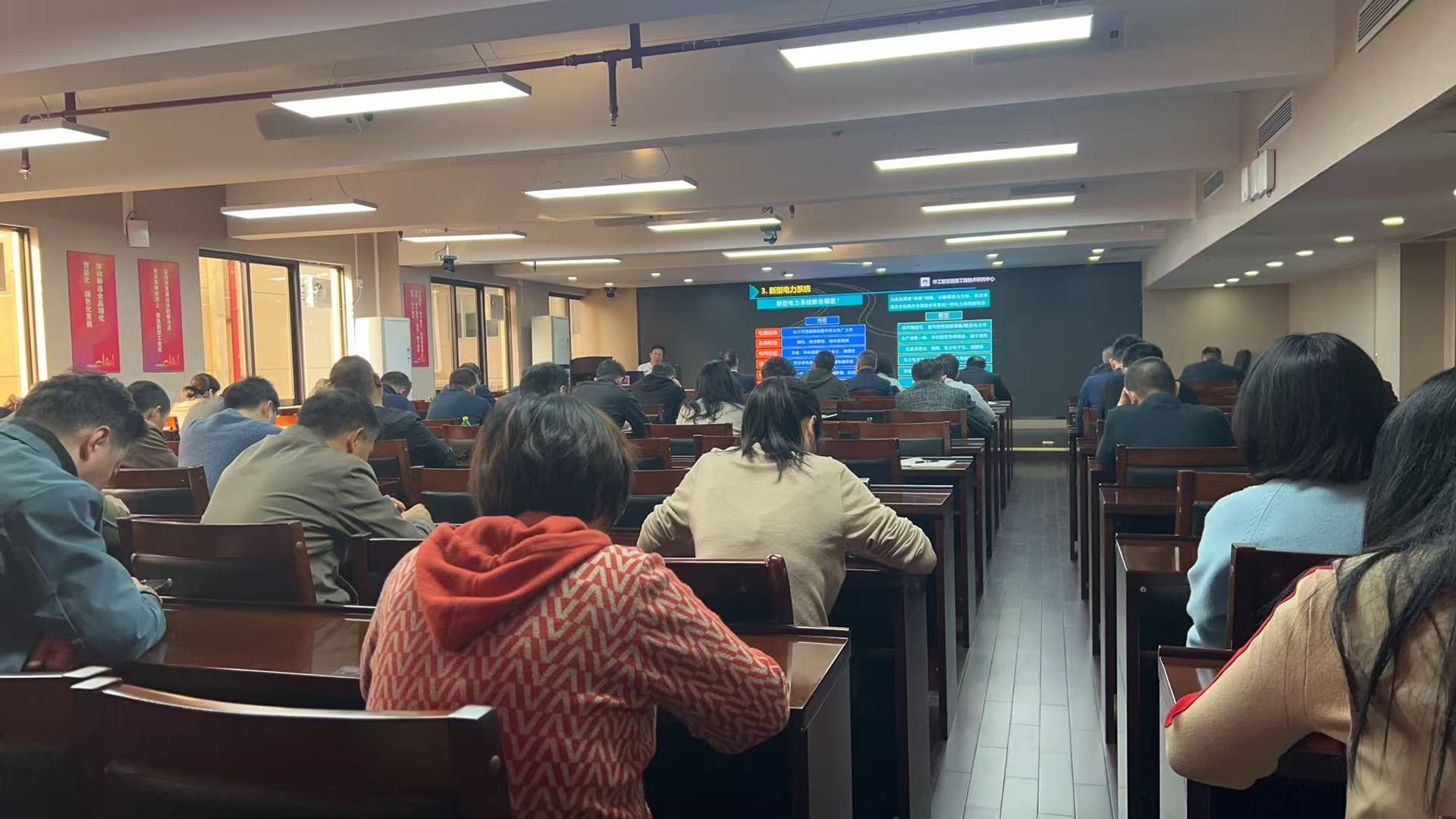 市工信局举办2026年第一期工信大讲堂活动